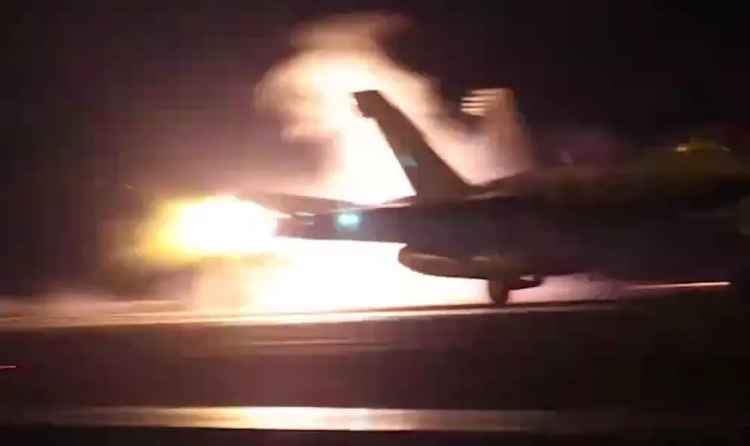 欧地运价会否“暴涨”？胡塞武装“两次袭击”美航母，美军称“继续空袭”